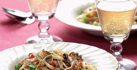 Мини-осьминоги с лапшой в кокосовом молоке