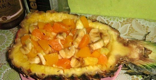 Салат фруктовый в ананасе