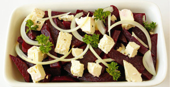 Свекольный салат с сыром фета