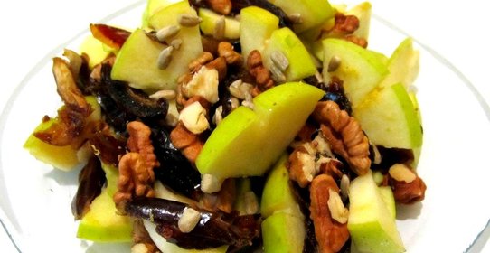 Салат из фиников с орехами