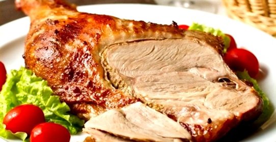 Нога индейки, запеченная в духовке