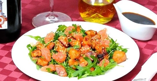 Салат с рукколой, курицей и грейпфрутом