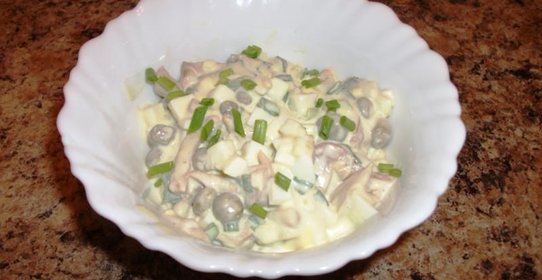 Салат с маринованными грибами