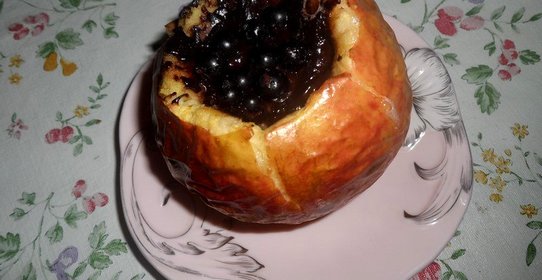 Печеное яблоко со смородиной и шоколадной глазурью