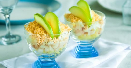 Салат Мимоза с копченой рыбой и с яблоком