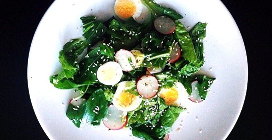 Полезный салат с черемшой, яйцом и редисом