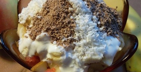 Фруктовый салат с йогуртом