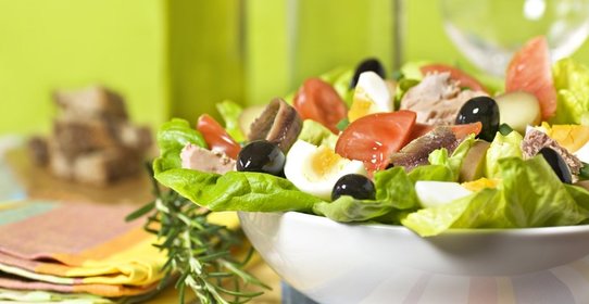 Салат Нисуаз с тунцом и анчоусами