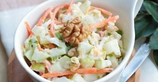 Капустный салат с яблоками, грушами и грецкими орехами