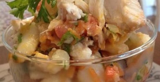 Салат рыбный с фасолью и овощами