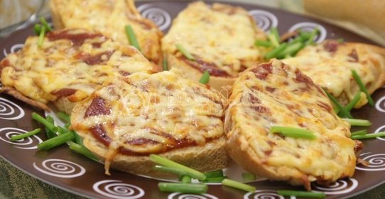 Тосты с томатным соусом и сыром