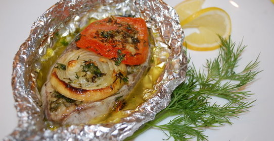 Сом, запеченный в фольге