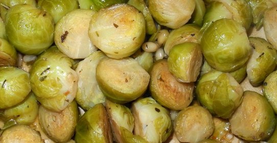 Брюссельская капуста с соусом из бальзамического уксуса и кедровыми орешками