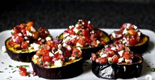 Запеченные баклажаны с рикоттой, помидорами и луком