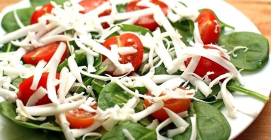 Салат со шпинатом и помидорами черри
