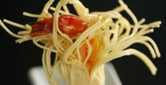 Креветки, жаренные в лапше