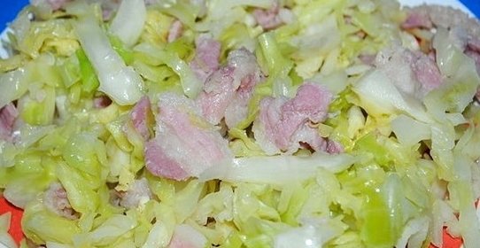 Тушеная капуста с беконом