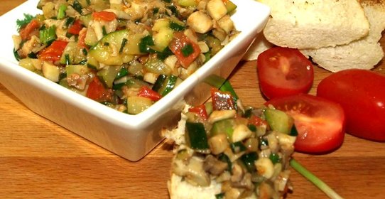 Теплый салат из цукини, грибов, помидор черри, зеленого лука