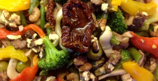 Салат из морепродуктов с вялеными помидорами