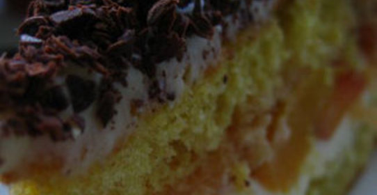 Бисквитный торт с нектаринами и ванильным кремом