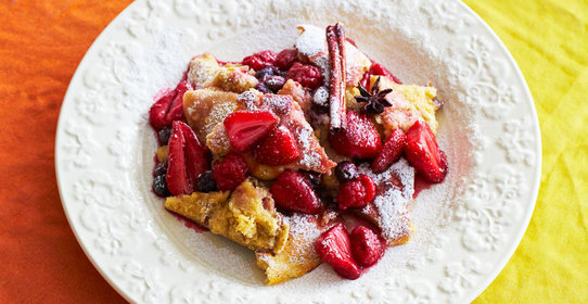 Суфле-омлет на сковороде с ягодным соусом