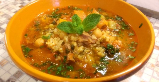 Шорба по‑алжирски. Густая похлёбка с бараниной, курицей, нутом, овощами и специями