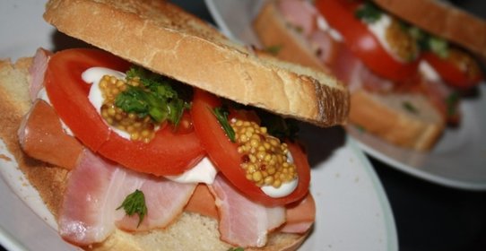 Бургеры с сосисками и беконом