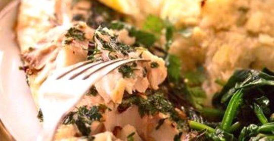 Полосатый окунь с травами