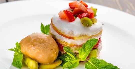 Raw мильфей из яблок с ревенем, с семенами чиа, клубникой и кремом из семян льна