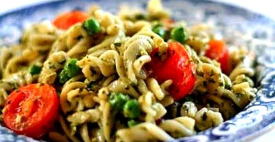Салат из пасты с соусом песто