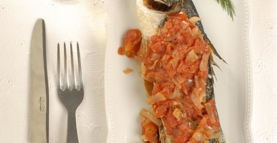 Сибас в остром томатном соусе