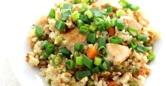 Жареный рис с курицей