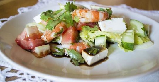 Овощной салат с креветками