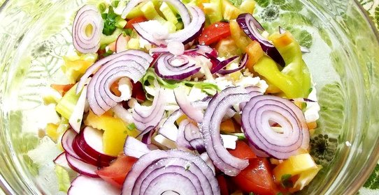 Салат с луком и сыром фета