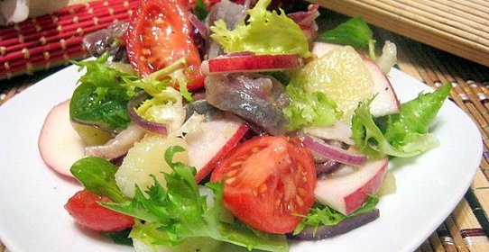 Салат с сельдью и яблоком