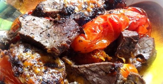 Теплый салат с помидорами и говядиной