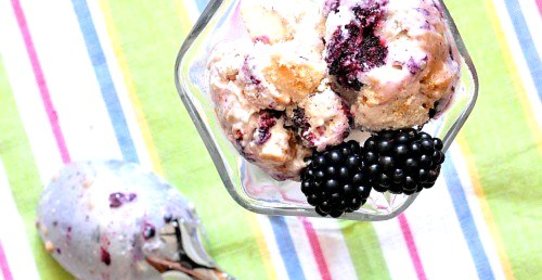 Мороженое «Ежевичный чизкейк»