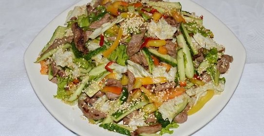 Тайский салат с говядиной болгарским перцем и кунжутом