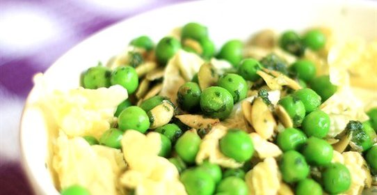 Салат из свежего горошка