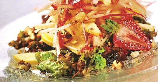 Салат из яблок, клубники и ревеня с грецкими орехами