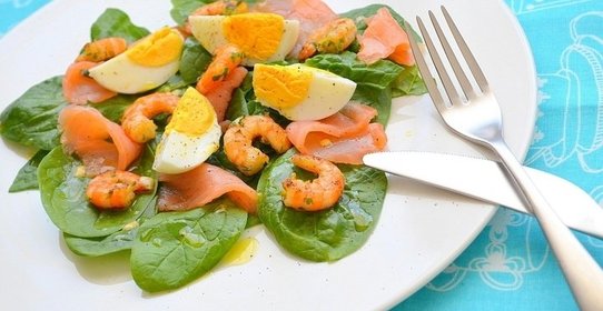 Салат из шпината и семги