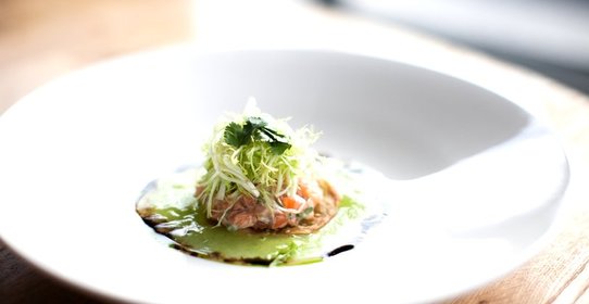 Тартар из лосося с желе из огурцов в азиатском стиле