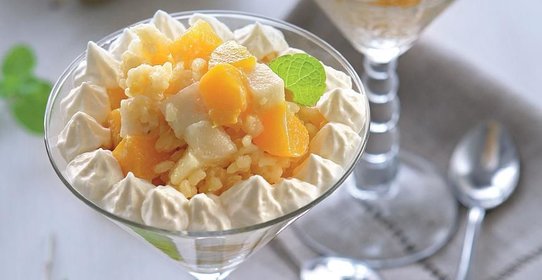 Десерт из риса с персиками и грушами