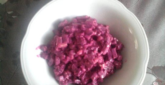 Салат из свеклы с чесноком и орехами