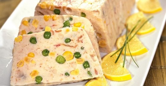 Мусс из окуня с кукурузой и зеленым горошком