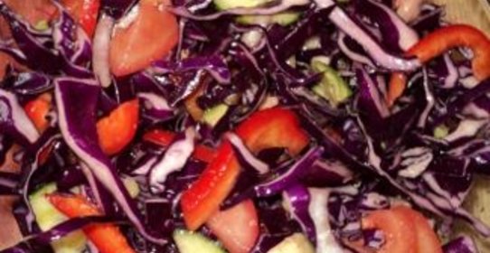 Оригинальный салат из краснокочанной капусты с соевым соусом