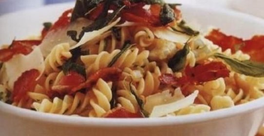 Салат с макаронами и ветчиной