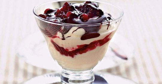 Сливочный десерт с клюквой и шоколадом