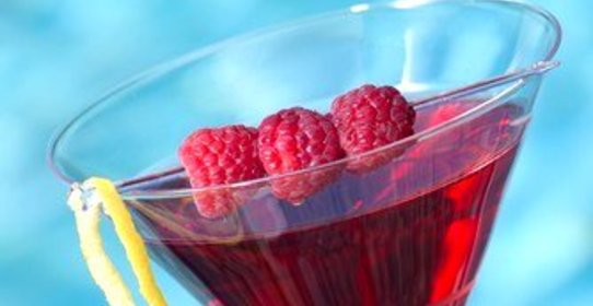 Коктейль «Космополитен» с малиной