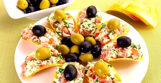 Салат с чипсами и ветчиной